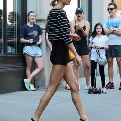 Taylor Swift luciendo una mini coleta en Nueva York