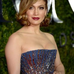 Jennifer Lopez con un peinado retro en los Premios Tony 2015