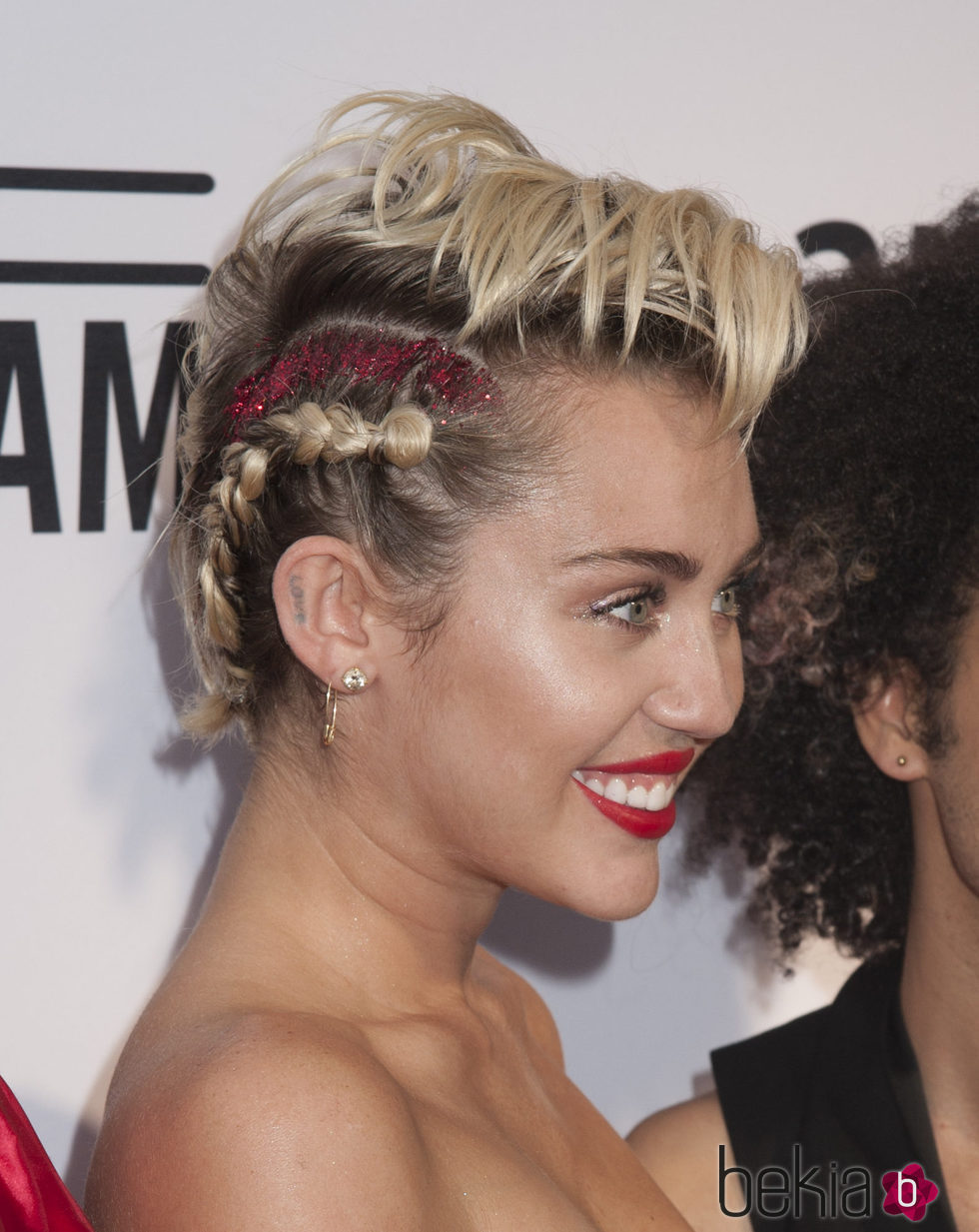 Miley Cyrus con un peinado de trenzas en la Gala amfAR
