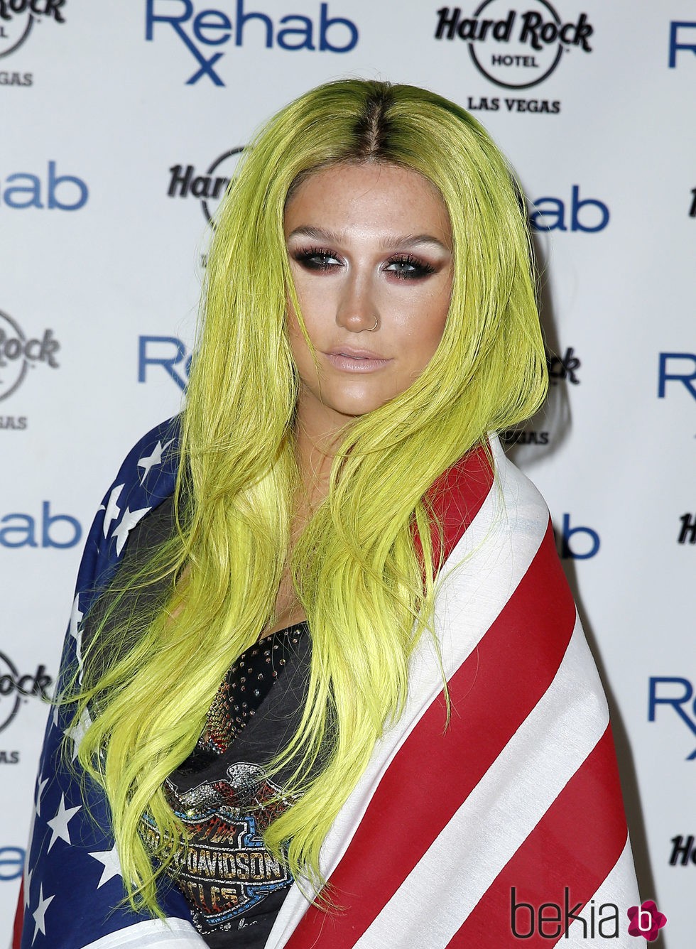 Kesha luce una melena amarillo pollo con raíces negras