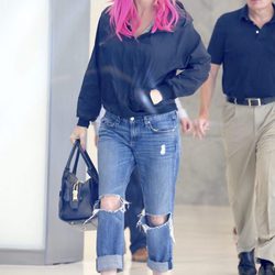 Jenny McCarthy se suma a la moda del pelo rosa