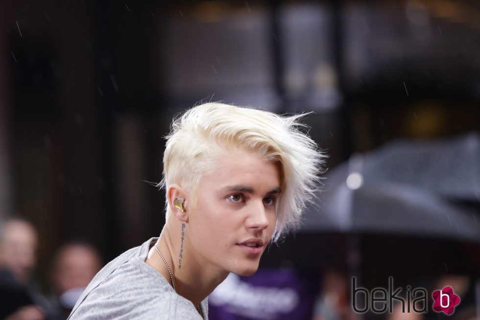 Justin Bieber luce melena rubio platino