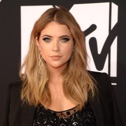 Ashley Benson con la melena midi en los MTV EMA 2015