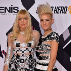 Miriam Nervo con flequillo y Olivia Nervo con el pelo de punta en los MTV EMA 2015