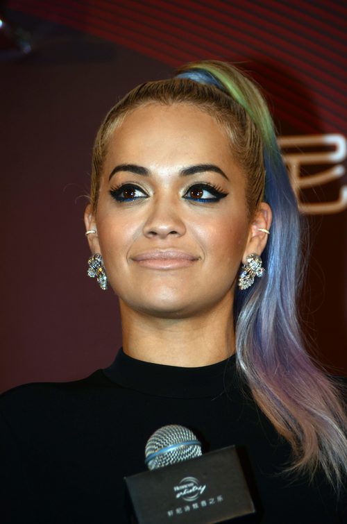 Rita Ora luce una coleta de colorines