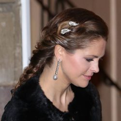 La princesa Magdalena de Suecia opta por llevar el pelo recogido con un broche