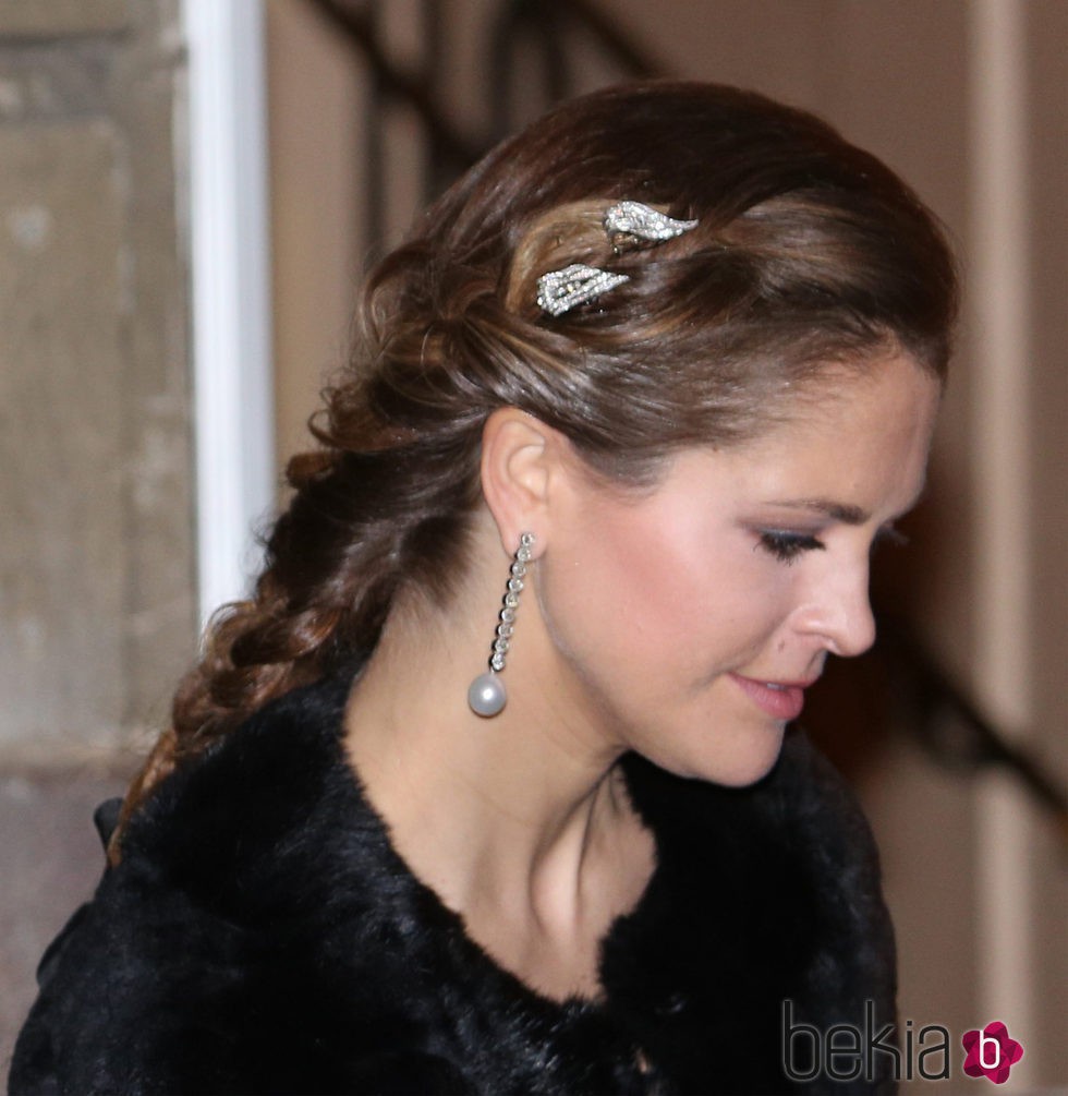 La princesa Magdalena de Suecia opta por llevar el pelo recogido con un broche