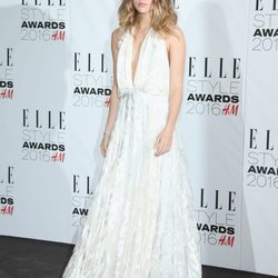 Suki Waterhouse unas ondas imperfectas en los Premios Elle Style
