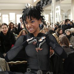 Willow Smith se equivoca de sombras para el desfile de Chanel en la París Fashion Week