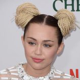 Miley Cyrus y su look de dos recogidos de extensiones