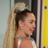 Miley Cyrus luce extensiones hechas de cabuya