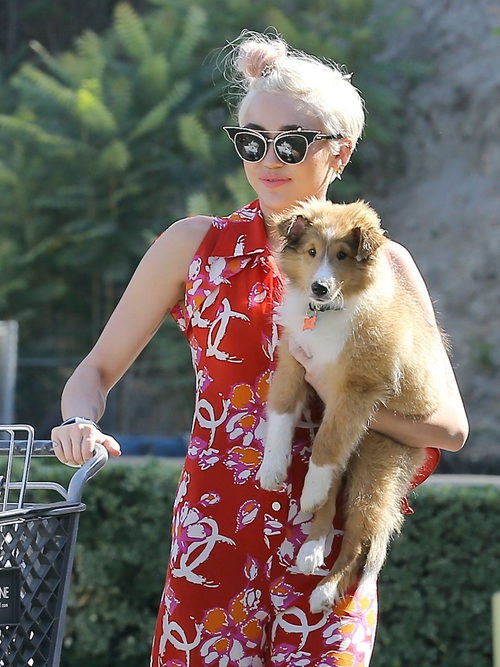 un moño al lado para salir de compras con Miley Cyrus