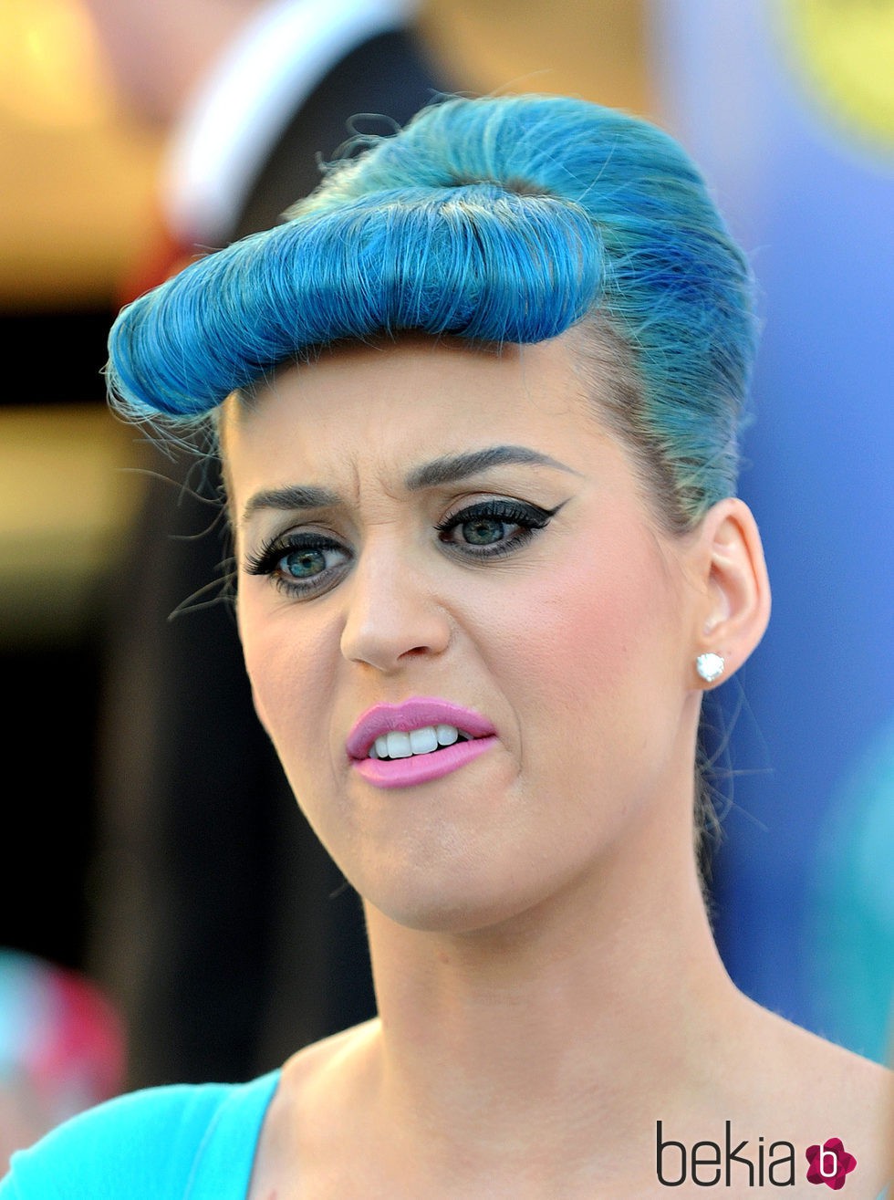 Katy Perry de cabello azul y peinados de los 50's