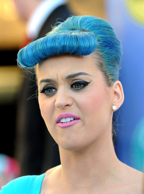 Katy Perry de cabello azul y peinados de los 50's