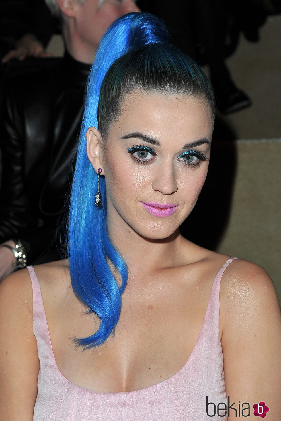 Katy Perry con cola de caballo azul