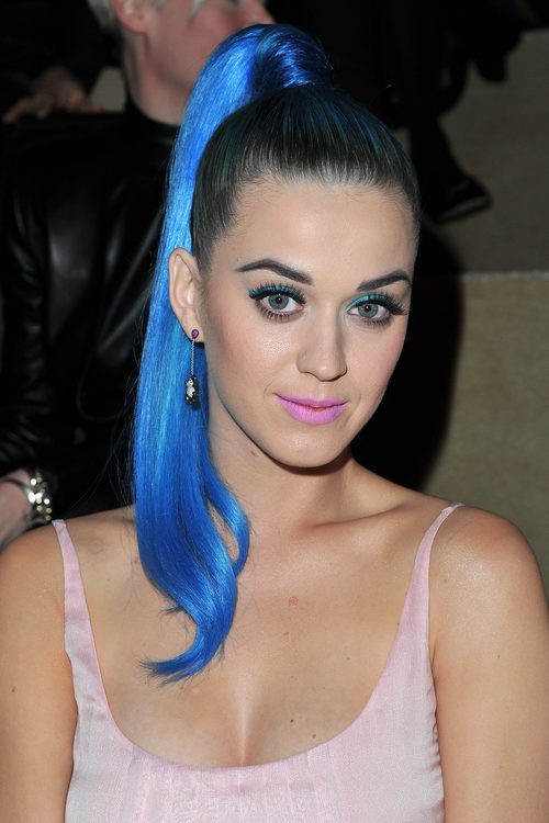 Katy Perry con cola de caballo azul