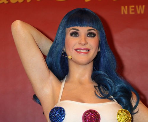 Katy Perry con una de sus pelucas para su gira 'Primastic World Tour'