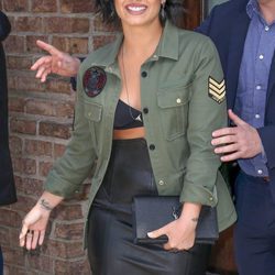 Demi Lovato con cabello corto y ondulado