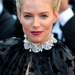 Sienna Miller con estilo griego gotico en 2015 en Cannes