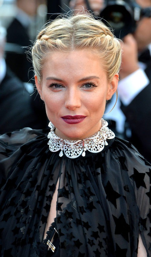 Sienna Miller con estilo griego gotico en 2015 en Cannes