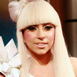 Lady Gaga con melena rubia platino y flequillo