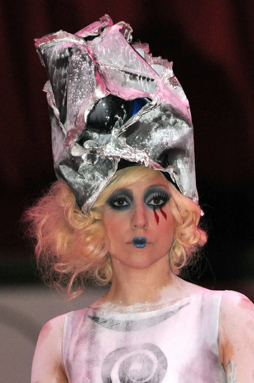 Lady Gaga con sombrero rosa metalizado y lagrimas de sangre