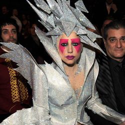 Lady Gaga con un tocado de meteorito en la cabeza