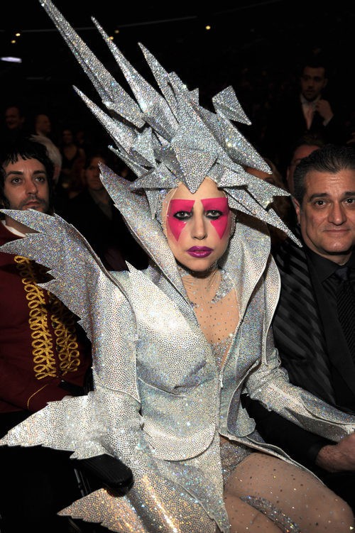 Lady Gaga con un tocado de meteorito en la cabeza