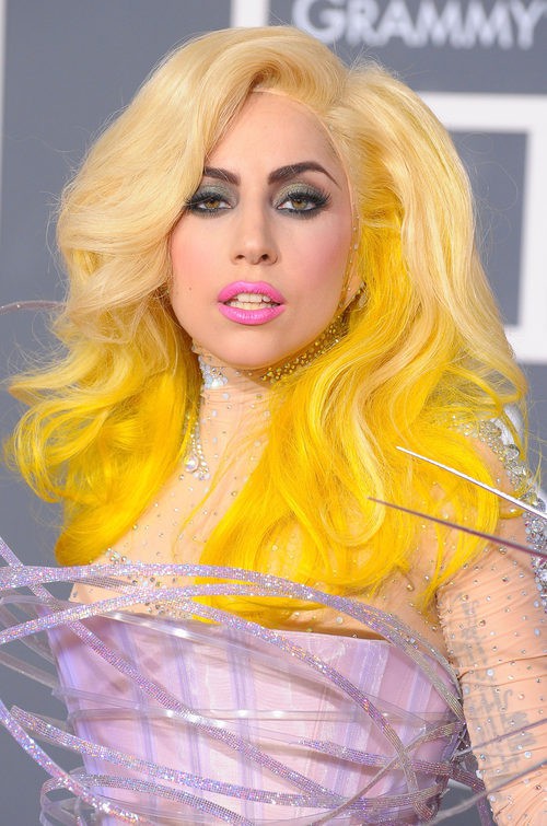 Lady Gaga con melena amarilla fosforito
