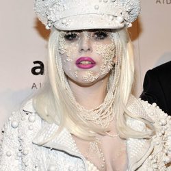 Lady Gaga con pedrería en la cara y en el tocado