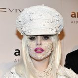 Lady Gaga con pedrería en la cara y en el tocado