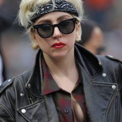 Lady Gaga con look masculino pañuelo y gafas
