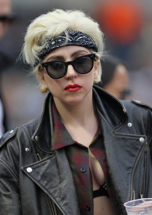 Lady Gaga con look masculino pañuelo y gafas