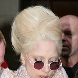 Lady Gaga con un updo extremo en blanco