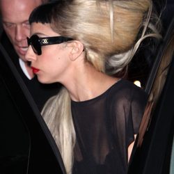 Lady Gaga con moño rubio y flequillo negro
