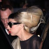 Lady Gaga con moño rubio y flequillo negro