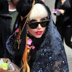 Lady Gaga con mantilla de pedrería , gafas y flequillo