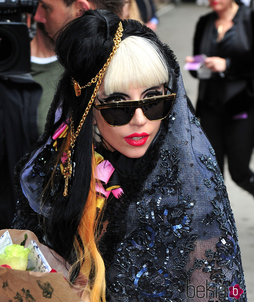 Lady Gaga con mantilla de pedrería , gafas y flequillo
