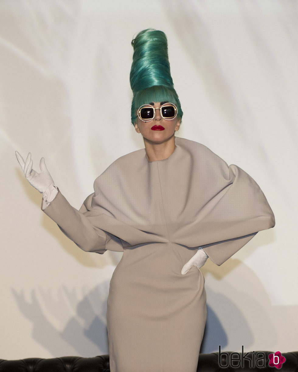 Lady Gaga con updo verde alto