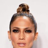 Jennifer Lopez con moño tirante sleek
