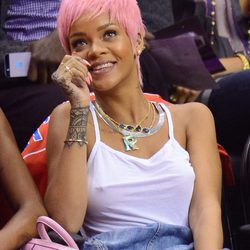 Rihanna viendo un parido de baloncesto en 2014