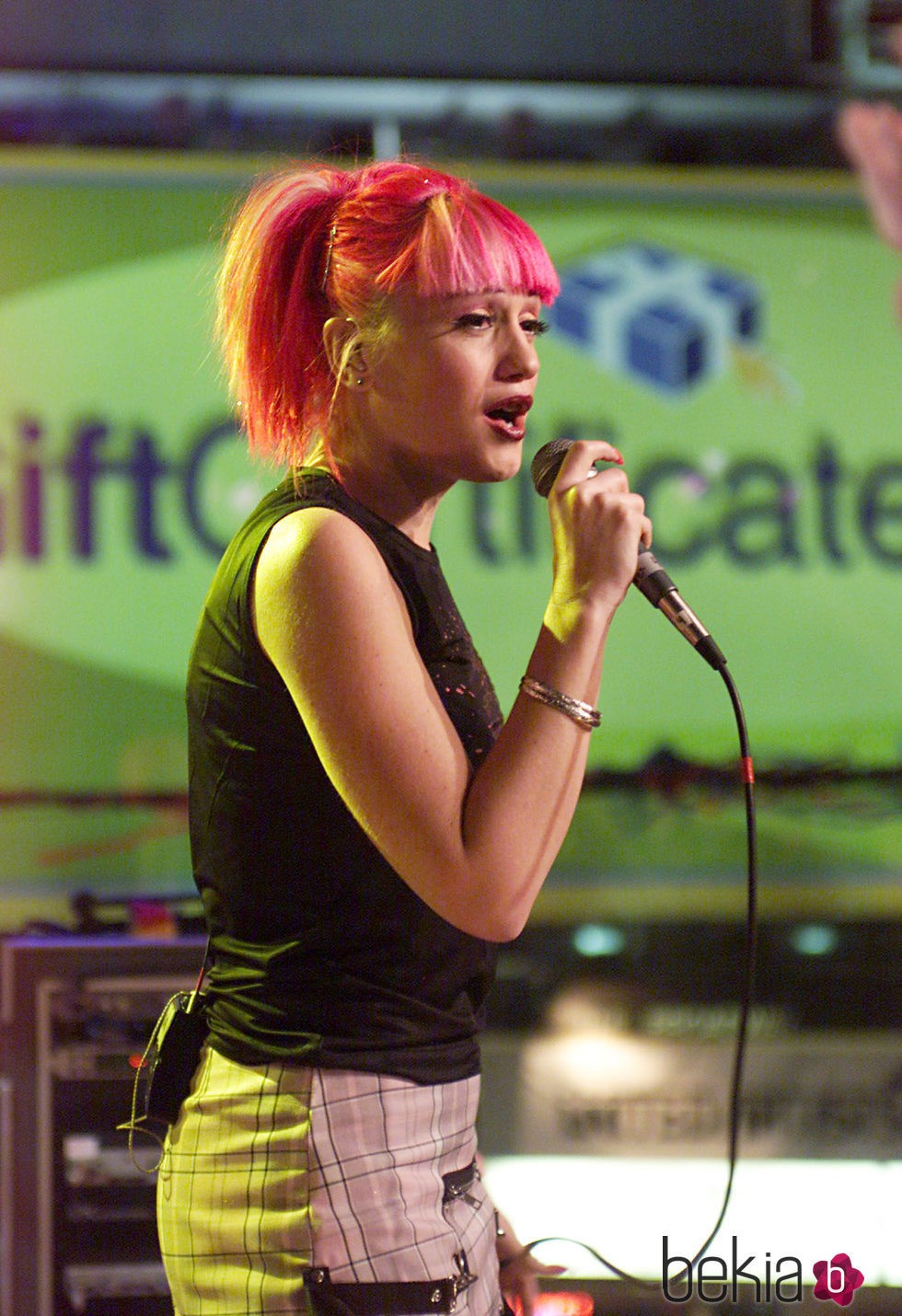 Gwen Stefani en 1999 actuando en MTV 2 Large