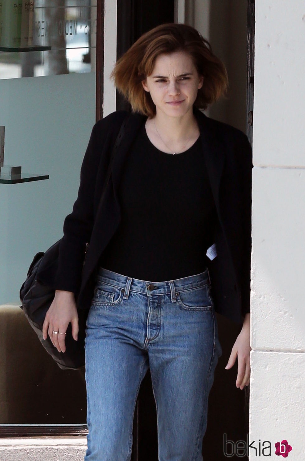 Emma Watson saliendo de la peluquería mal peinada