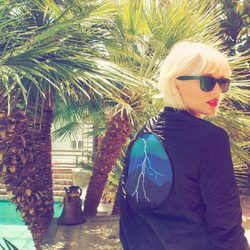 Taylor Swift estrena en Coachella su nueva melena midi rubia platino