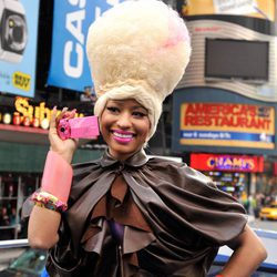 Nicki Minaj presentando TRYX digital camera billboard en 2011