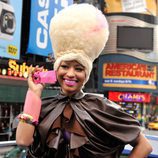 Nicki Minaj presentando TRYX digital camera billboard en 2011