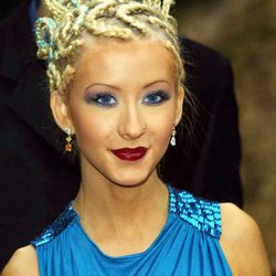 Christina Aguilera con moño de trenzas de raíz