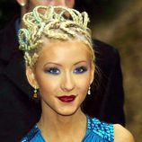 Christina Aguilera con moño de trenzas de raíz