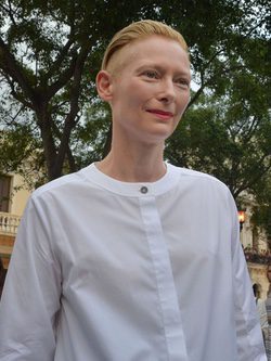 Tilda Swinton en el desfile de Chanel en Cuba