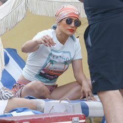 Jennifer Lopez se pasa con el colorete durante una jornada de playa en Miami